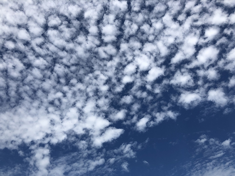 Blauwe lucht met wolken