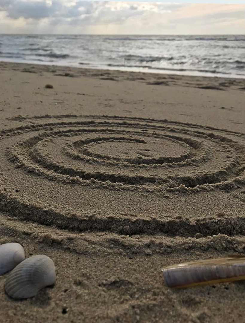 Tekening van een spiraal in het zand
